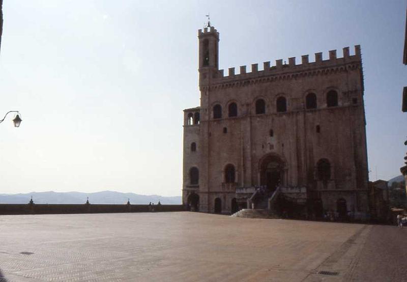 172-Gubbio,Piazza grande,22 agosto 1987.jpg